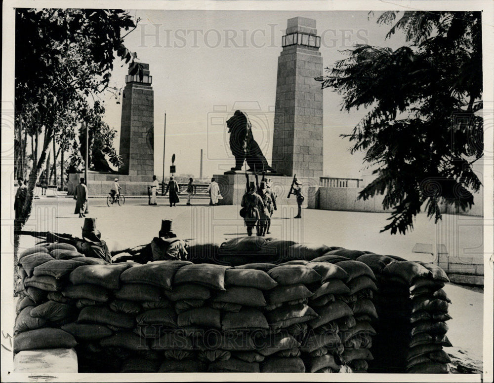 1940 Press Photo Egyptian Soldiers In Sand Bagged Bren Gun Post Near Bridge - Historic Images