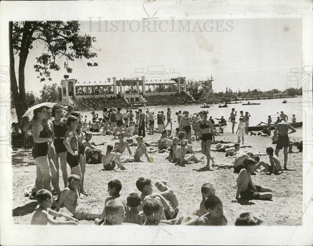 1942 Press Photo An artificial lake in the Park of Culture & Rest named for - Historic Images