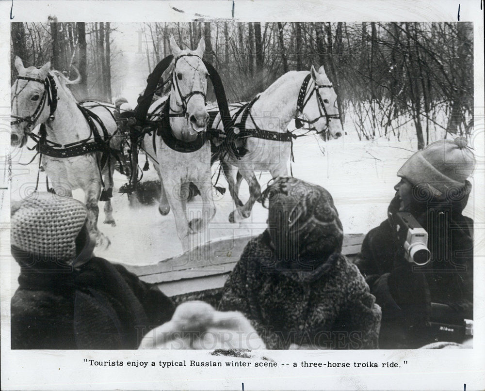 1975 Press Photo Tourist enjoy a troika ride in Russia. - Historic Images