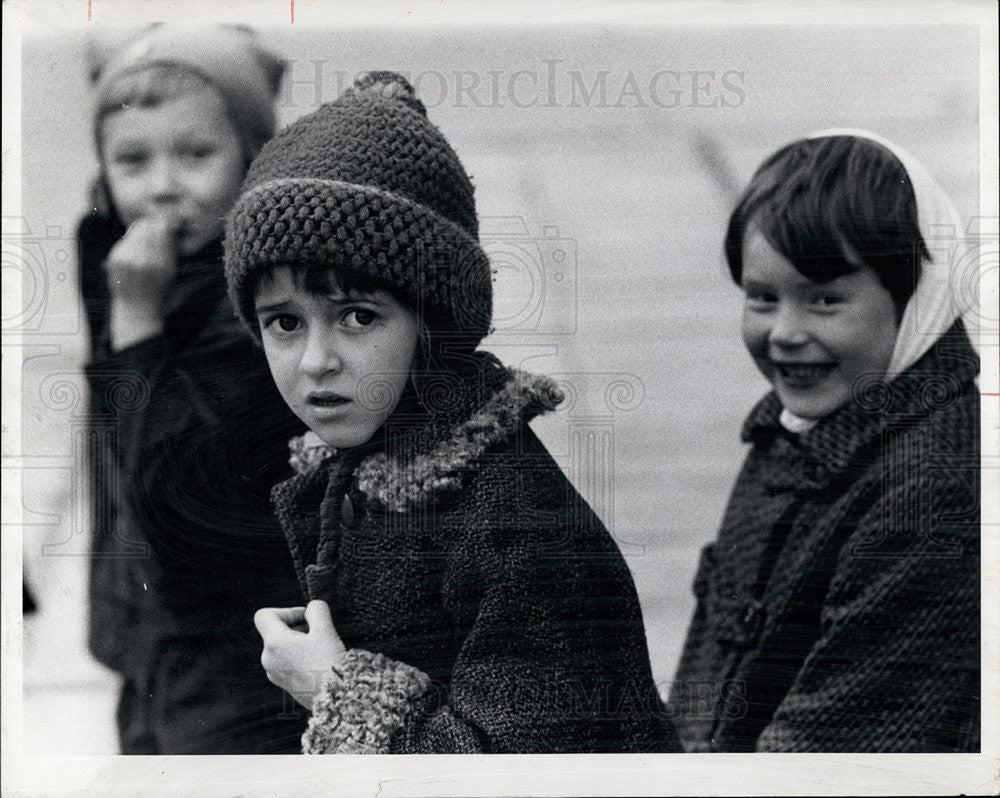 1968 Press Photo A young Russian girl looks at the American photographer. - Historic Images