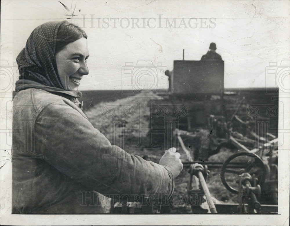 1947 Press Photo Maria Kiblitskaya Works on Farm with her Brother - Historic Images