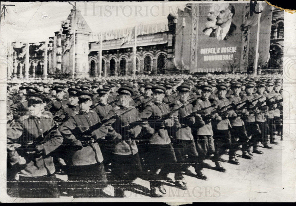 1960 Press Photo Moscow Garrison Troops Parade through Red Square on May Day - Historic Images