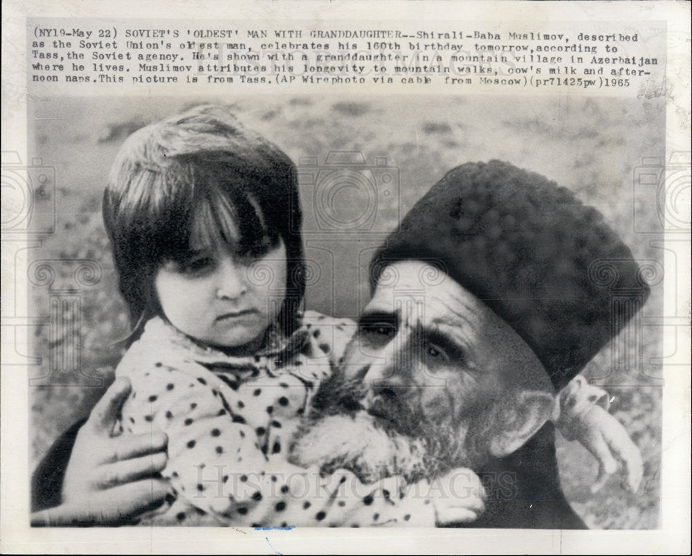 1965 Press Photo Soviet&#39;s Oldest Man With Granddaughter Shirali Baba Musimov - Historic Images