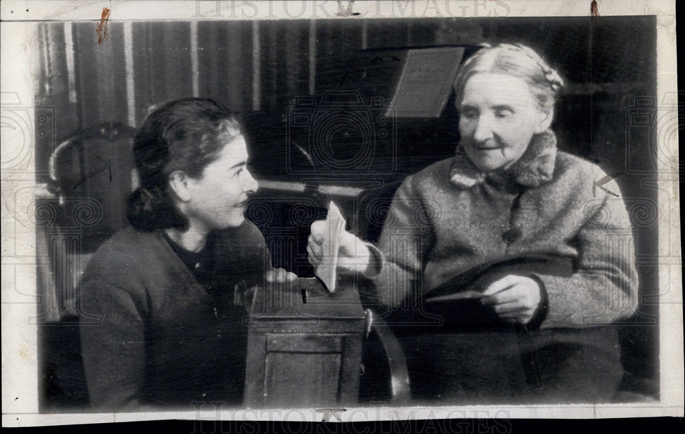 1946 Press Photo Nina Steger Votes in Supreme Soviet of USSR - Historic Images