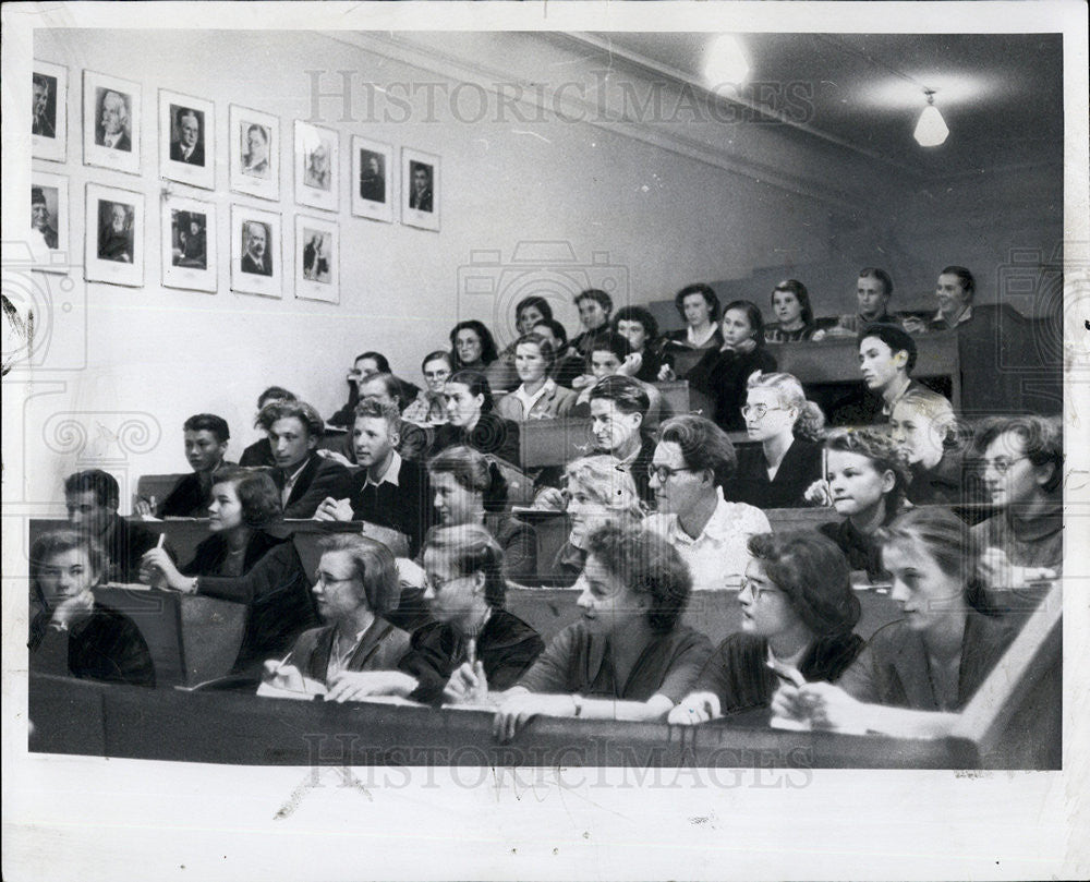 1958 Press Photo Students Listen to Physics Lecture, Gorky Pedagogical Institute - Historic Images