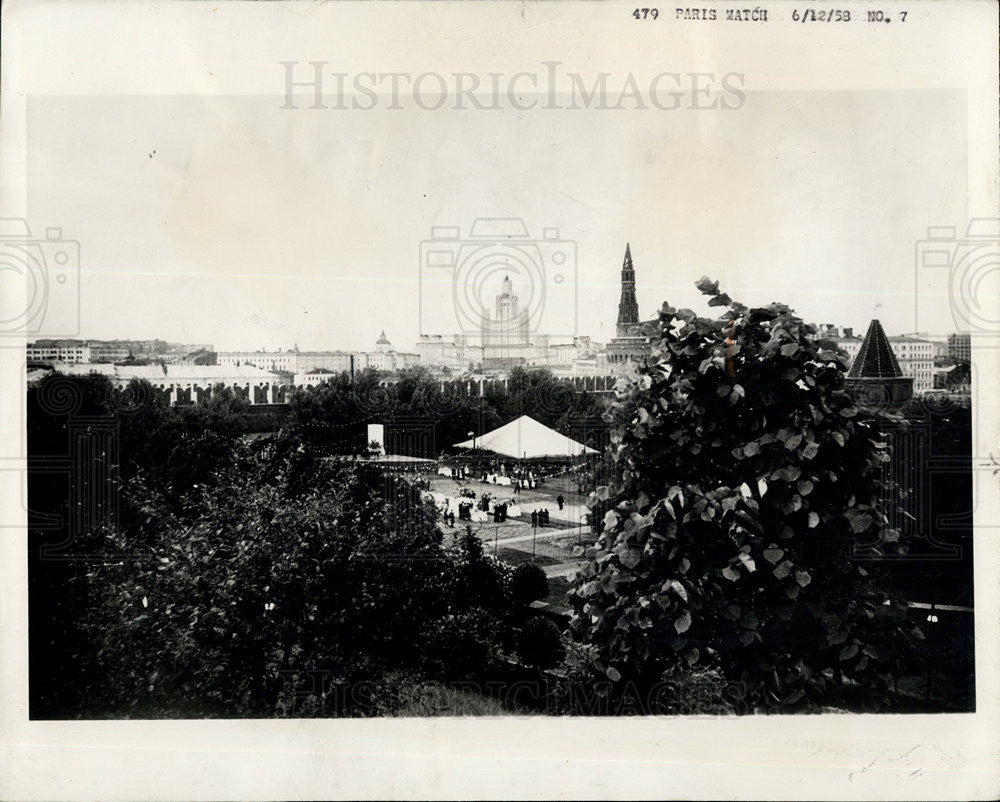 1958 Press Photo Garden Party in Garden of Kremlin, Moscow, Russia - Historic Images