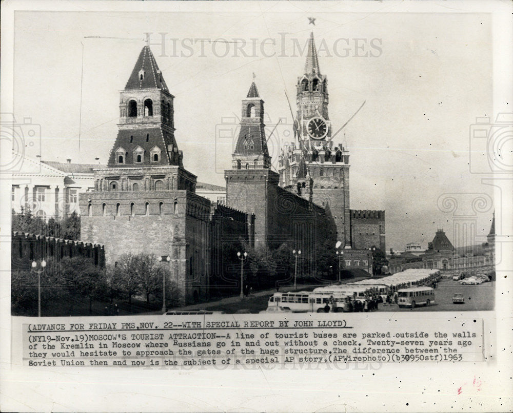 1963 Press Photo Tourist Buses Parked outside Kremlin, Moscow - Historic Images