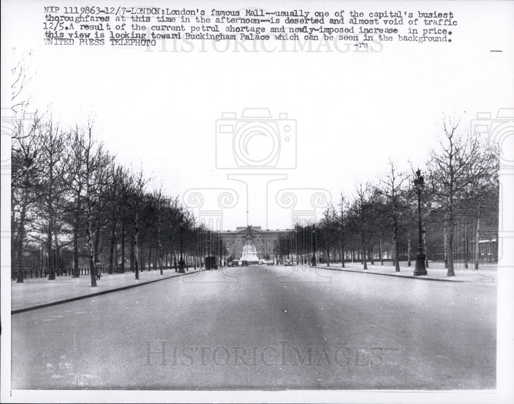 Press Photo London&#39;s Famous Mall Looking Toward Buckingham Palace - Historic Images