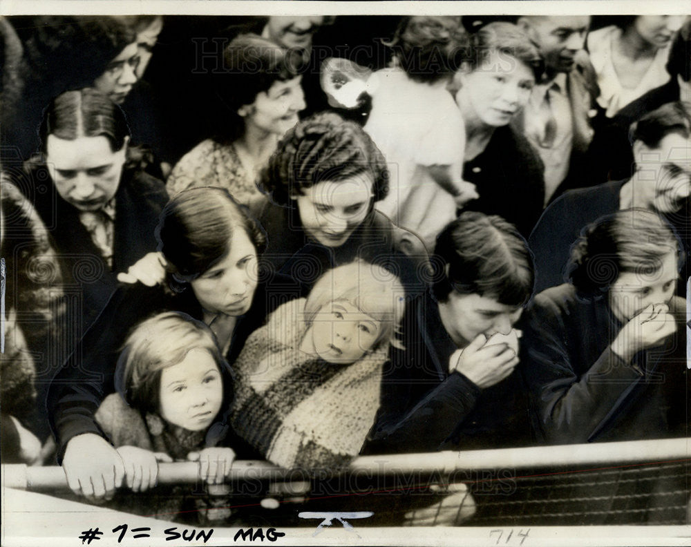 1940 Press Photo Mothers weep as their children leave the Forster school for - Historic Images