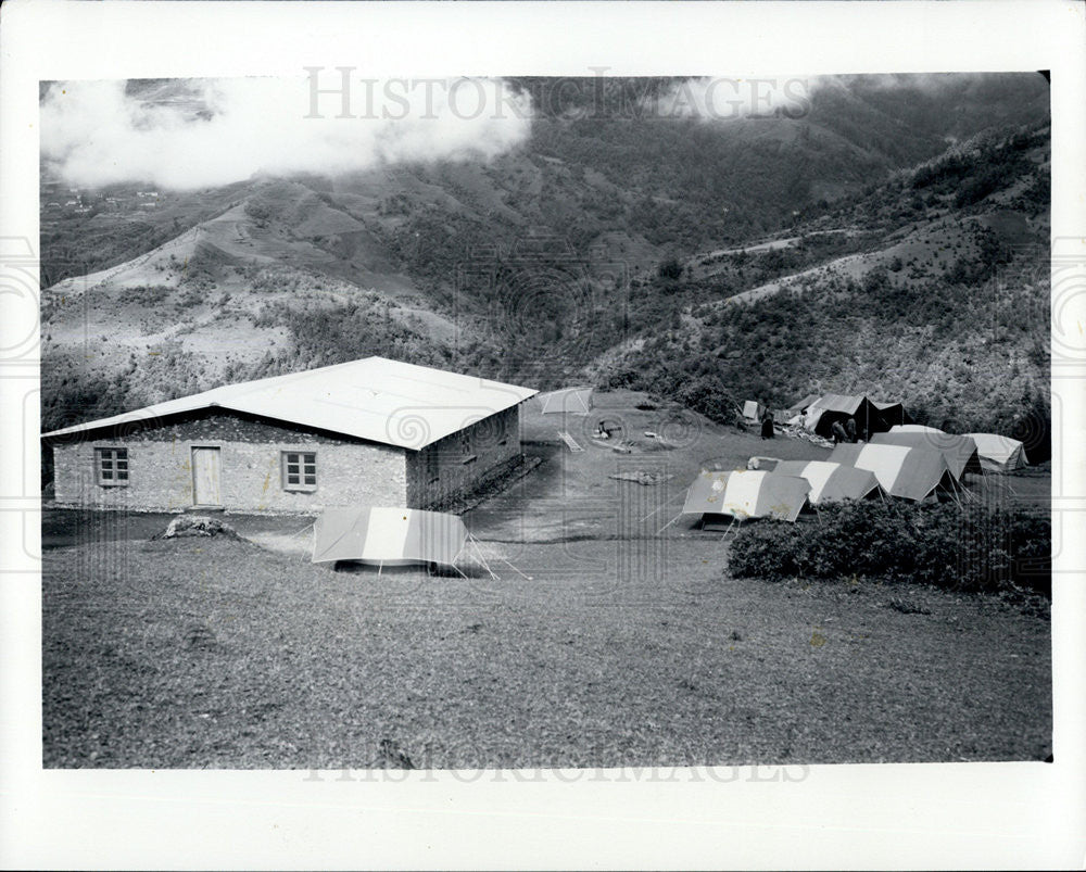 1973 Press Photo Nepal High School Himalayan Village Sallari Sir Edmund Hillary - Historic Images