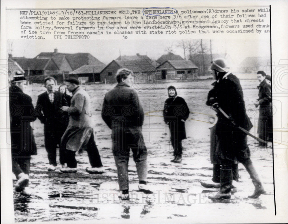 1963 Press Photo Hollandsche Veld Netherlands Police Saber Protest Farmers - Historic Images