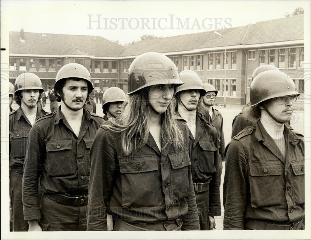 1975 Press Photo Holland Unionized Army Less Strict On Hair Length Of Soldiers - Historic Images