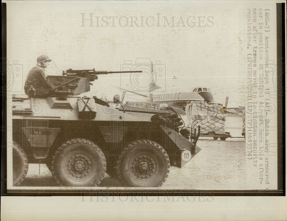 1974 Press Photo Dutch Army Armored Car Take Security Measures Schipol Airport - Historic Images