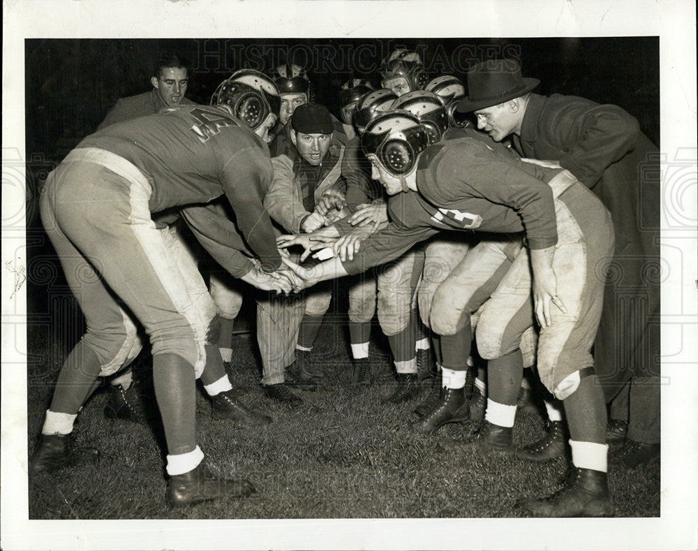 1940 Press Photo Coach Ray Galvin of Whiting and High School Football Team - Historic Images