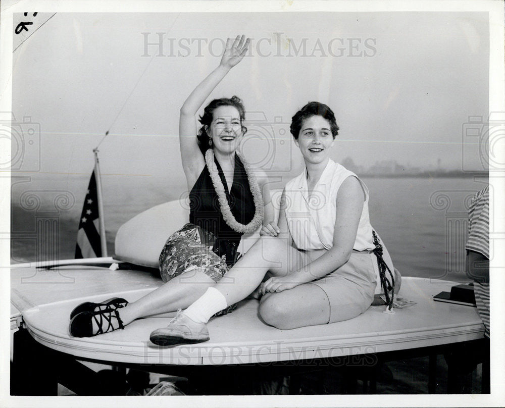 1956 Press Photo Doreen Patricia Doyle and Stephanie Kroeck, Yacht Wladmor - Historic Images