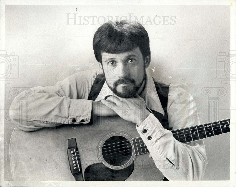 1985 Press Photo Folk Singer Chris Farrell Guitar Bums on the Lawn - Historic Images