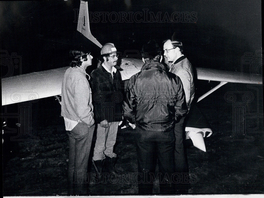 1974 Press Photo Reporter Barry Felcher Plane Crash Frank Gattolin Warady - Historic Images