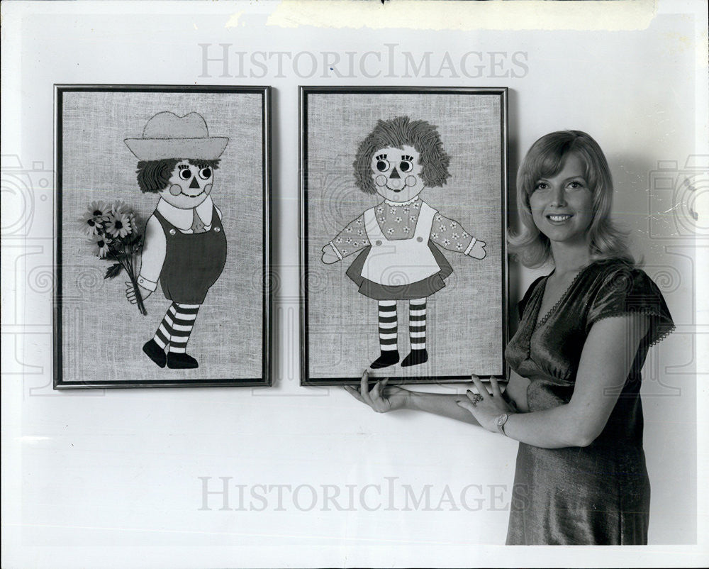 1973 Press Photo Lisa Farringer of Laugh-In with Raggedy Ann and Andy Pictures - Historic Images