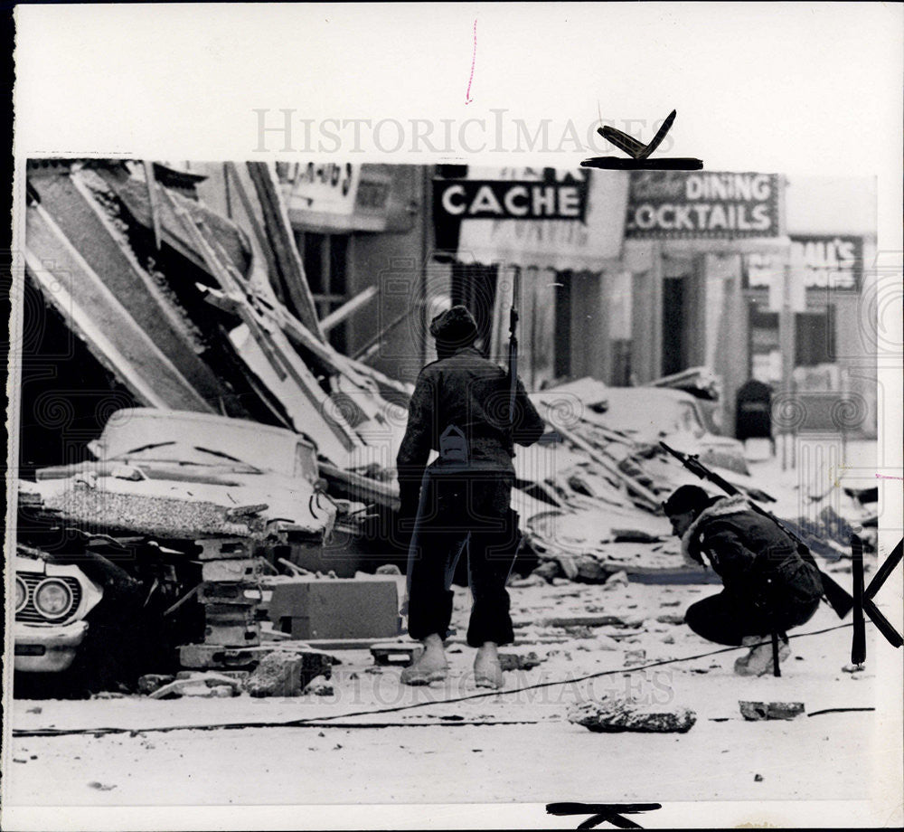 1964 Press Photo Soldiers Patrol Anchorage Alaska Earthquake Rubble Wreckage - Historic Images