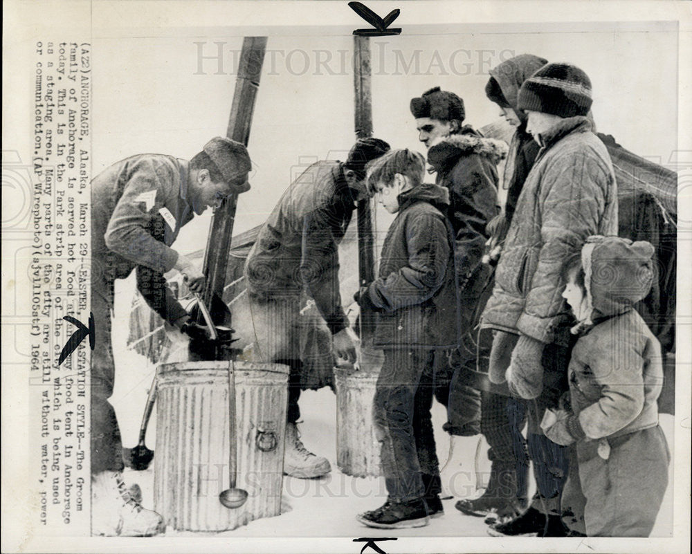 1964 Press Photo Groom Family,  Anchorage Receiving Food after Alaska Earthquake - Historic Images