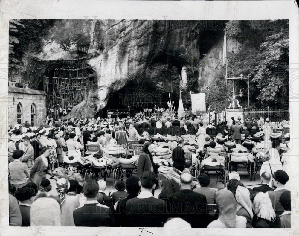 1952 Press Photo Hillside Grotto of the Shrine of Saint Bernadette - Historic Images