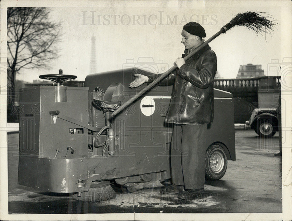 1955 Press Photo Mechanical Street Cleaner/Paris France - Historic Images