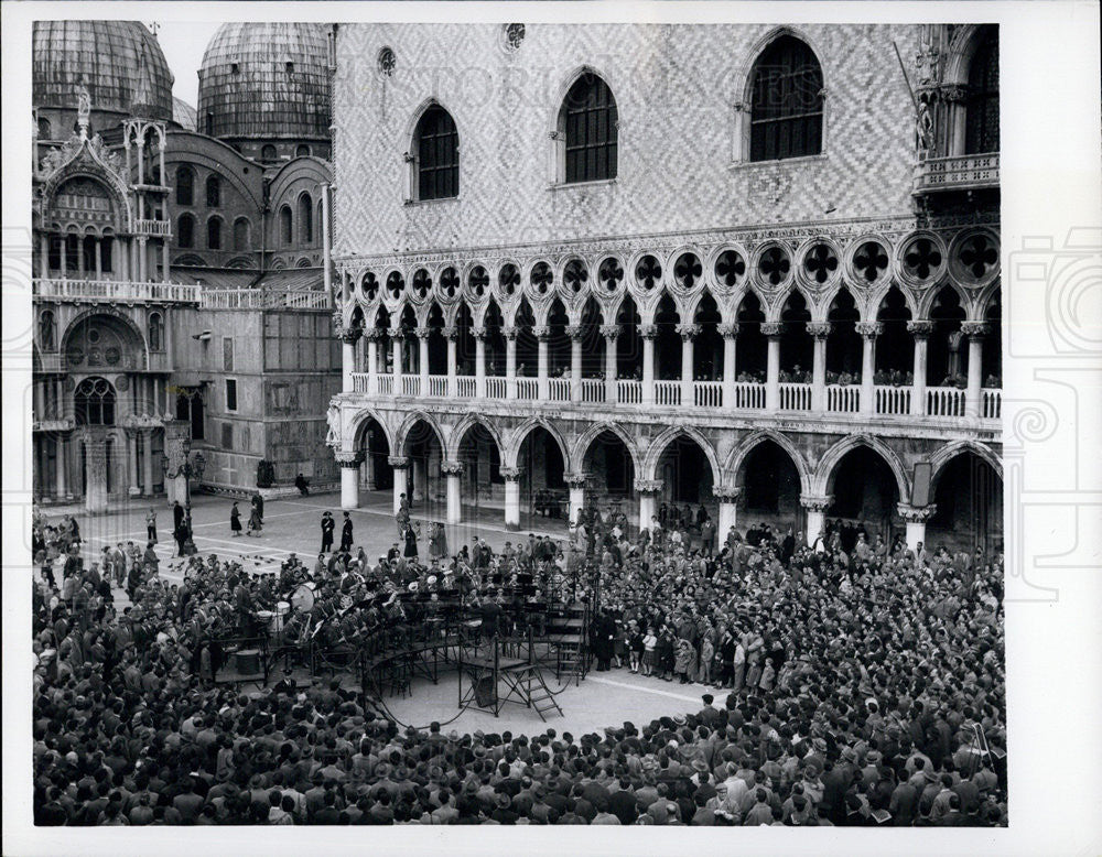 1956 Press Photo Jazz in St. Mark&#39;s Square in Venice, Italy - Historic Images