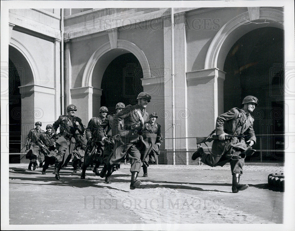 1950 Press Photo Rome Italy Riot Police Officers Troops Soldiers Running Action - Historic Images