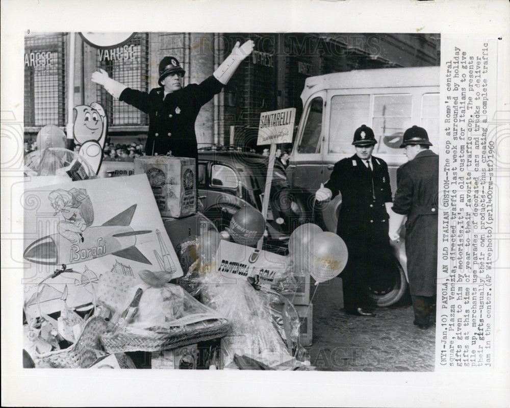 1960 Press Photo Cop at Rome&#39;s Central Square, Piazza Venezia, with Holiday Gift - Historic Images