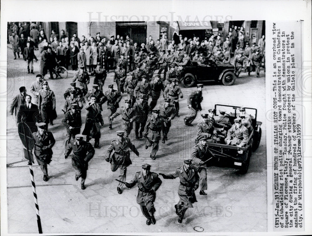 1959 Press Photo Riot Police, Cathedral Square, Florence, Italy - Historic Images