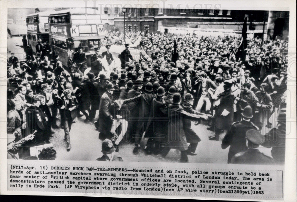 1963 Press Photo Police with Anti-Nuclear Marchers, Whitehall District, London - Historic Images