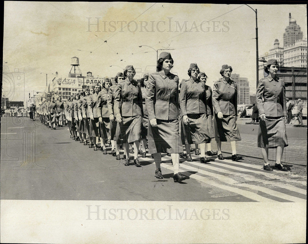 1956 Press Photo Waacs on the march at State and Monroe Street. - Historic Images