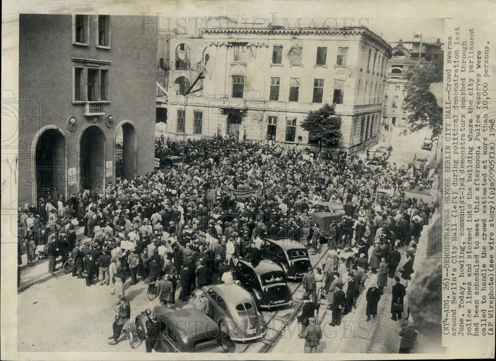 1948 Press Photo Demonstrators swarms before Berlin City Hall. - Historic Images