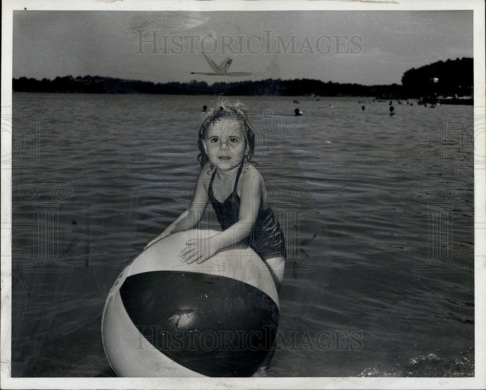 1954 Press Photo Girl with Beach Ball Wades in Water Kentucky State Park Beach - Historic Images