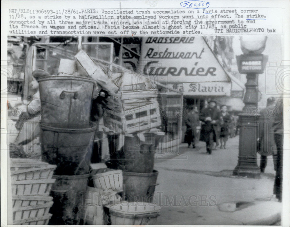 1961 Press Photo Trash Accumulates on Paris Street as Workers Strike - Historic Images