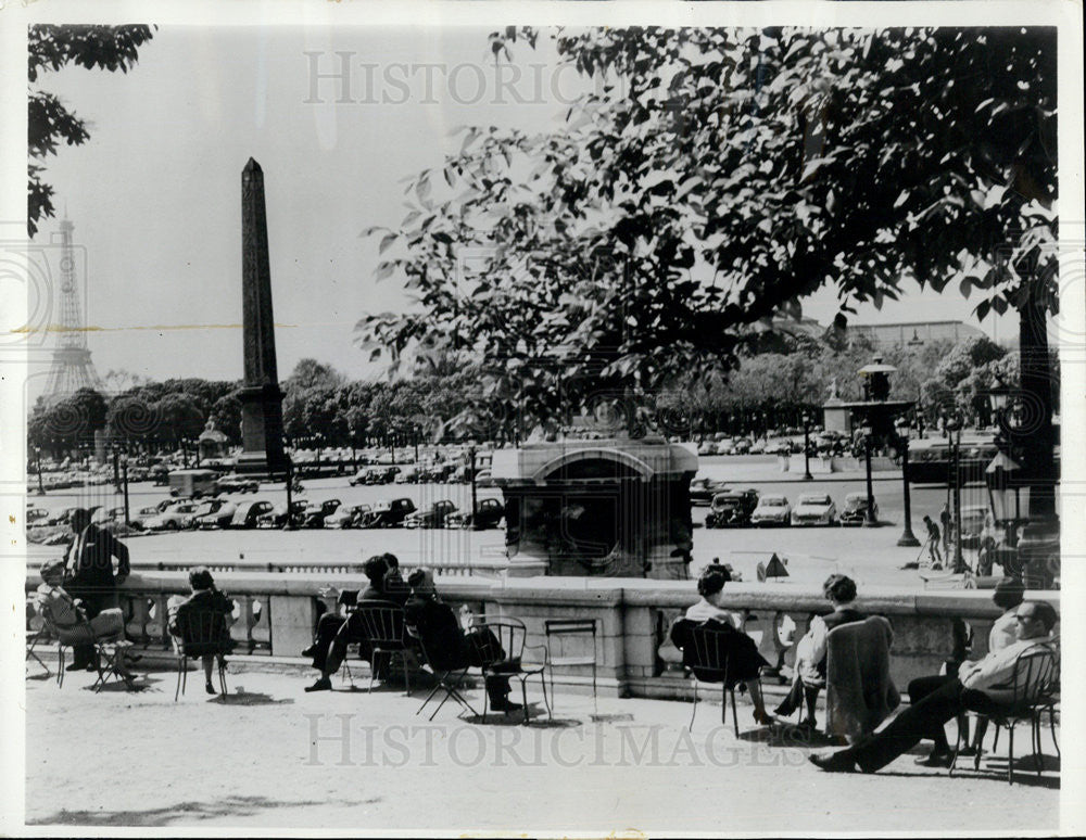 1973 Press Photo Parisians and Tourists, Place de la Concorde, Paris - Historic Images