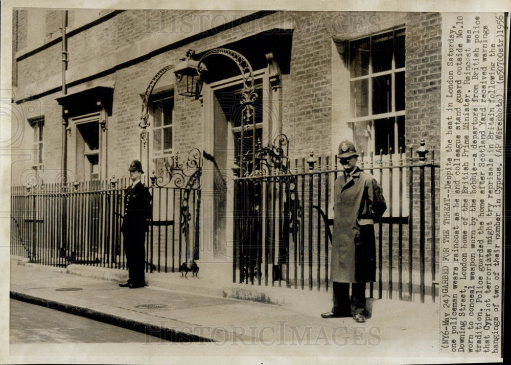 1956 Press Photo Police stand guard outside No 10 Downing Street - Historic Images