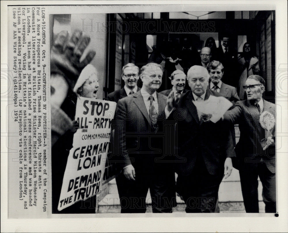 1974 Press Photo Thomas Kern,PM Harold Wilson and protestors in London,England - Historic Images