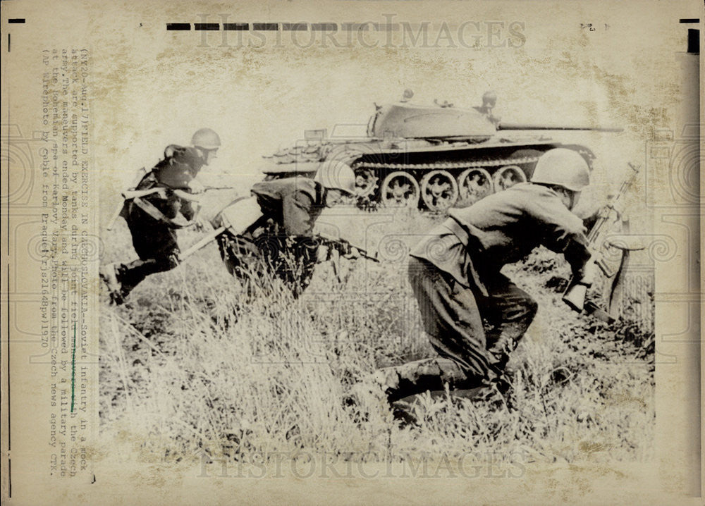 1970 Press Photo Soviet infantry on a field exercise in Czechoslovakia - Historic Images