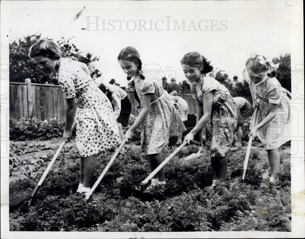 1952 Press Photo British school kids  plant US seeds for a garden - Historic Images