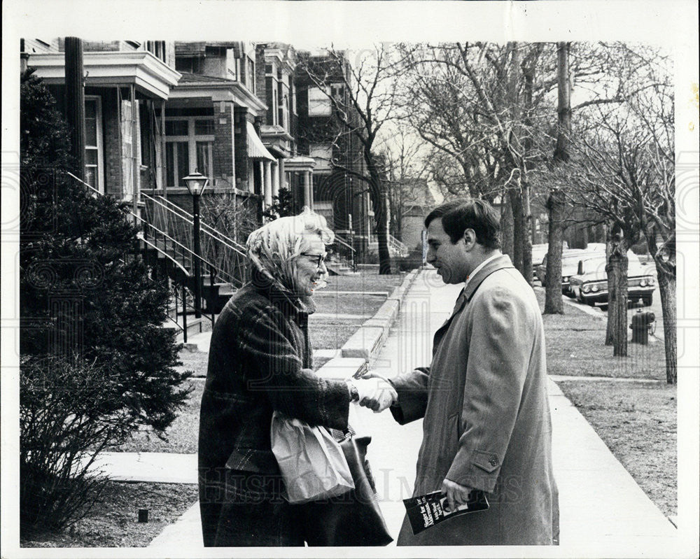 1969 Press Photo Alderman William Singer Meeting Woman - Historic Images