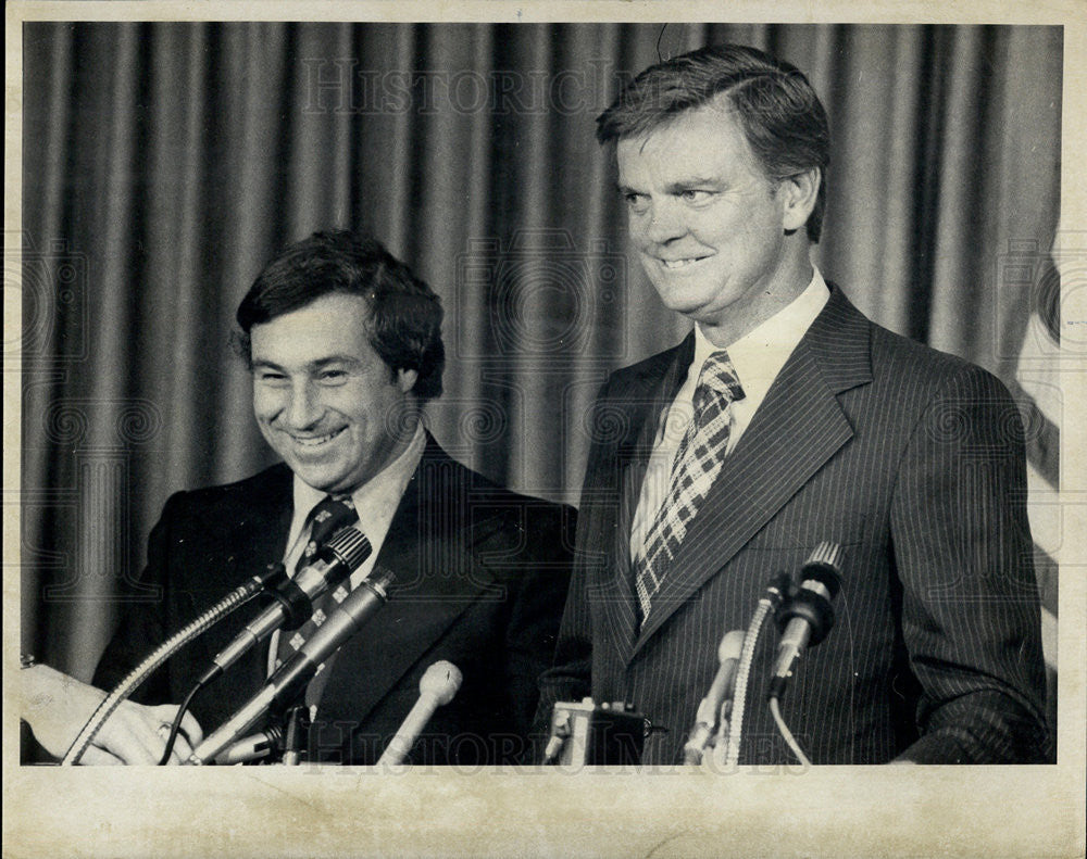 1975 Press Photo Gov. Dan Walker and William Singer of Chicago - Historic Images