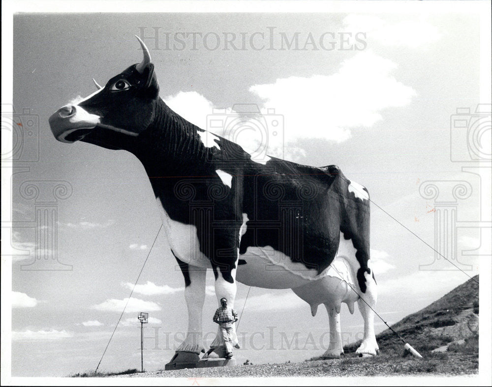 1992 Press Photo A large statue of a cow in North Dakota - Historic Images