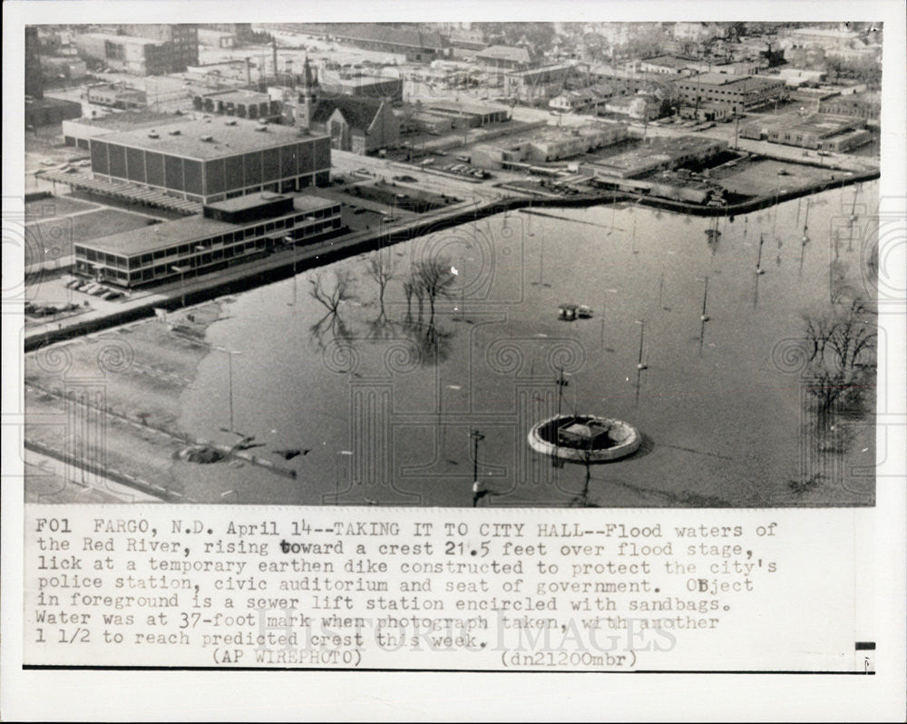 1965 Press Photo The Red River In Fargo Floods Threatening The Government Seat - Historic Images