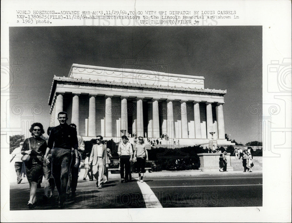 1964 Press Photo Copy A 1963 Photo Of Visitors To The Lincoln Memorial - Historic Images