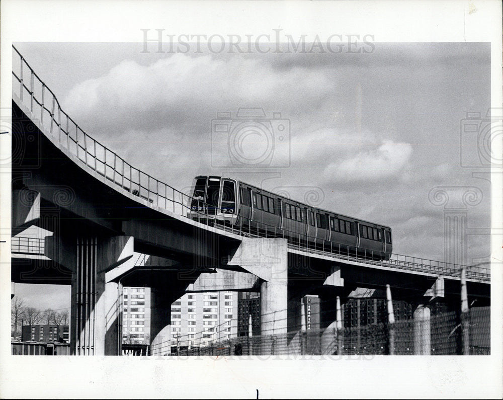 1975 Press Photo New Metro Trains On Aerial Structure North Of Brentwood - Historic Images
