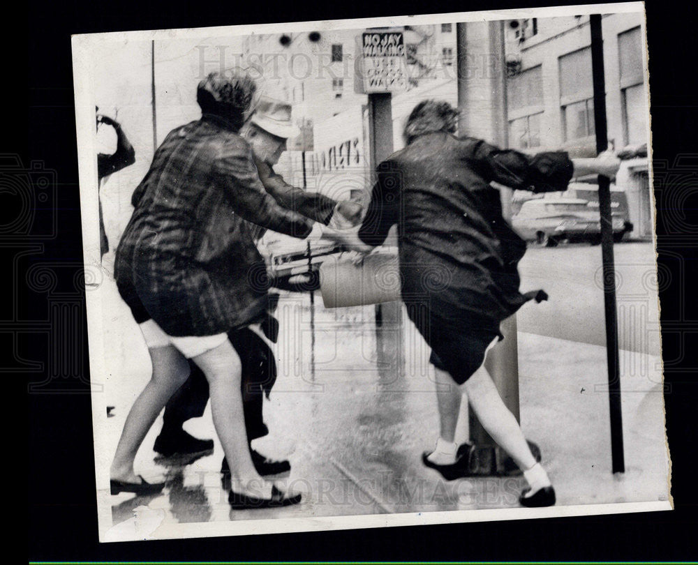 1966 Press Photo People Downtown Miami During Hurricane Alma - Historic Images