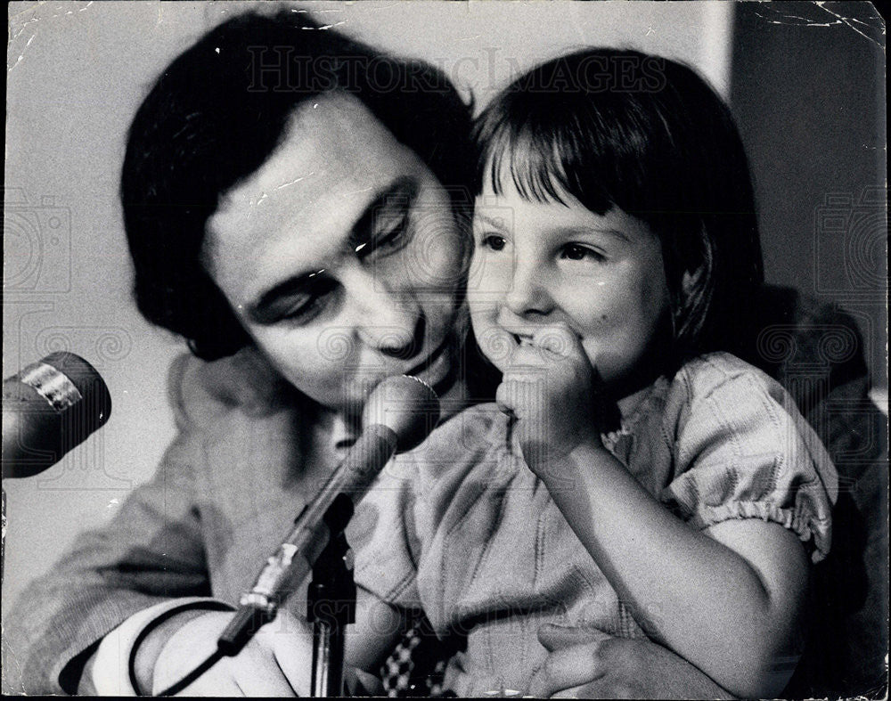 1972 Press Photo William Singer With Daughter Emily Democratic National Conven. - Historic Images