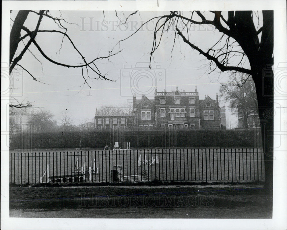 1965 Press Photo The Soviet Embassy Building At Kensington Place Gardens, London - Historic Images