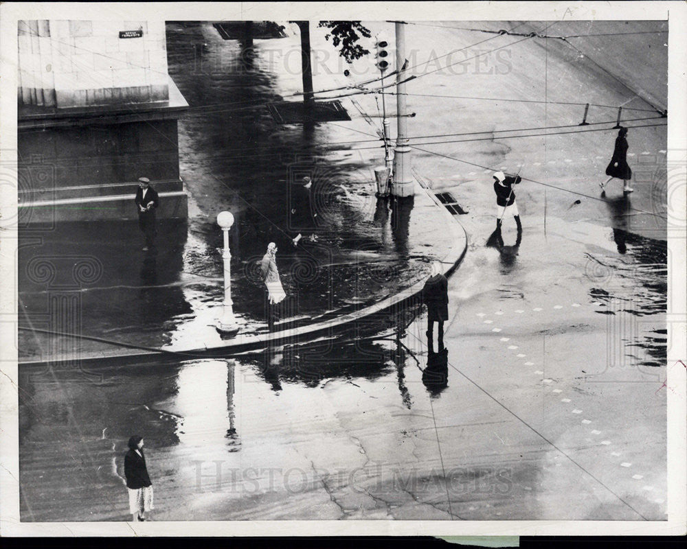 1956 Press Photo Soviet Women Scrub Down The Roadway In Front Of National Hotel - Historic Images